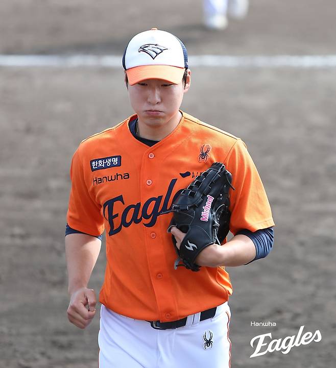 지난달 27일 인천 오키나와에서 열린 SSG와 연습경기에 등판한 박부성.  한화 이글스 제공
