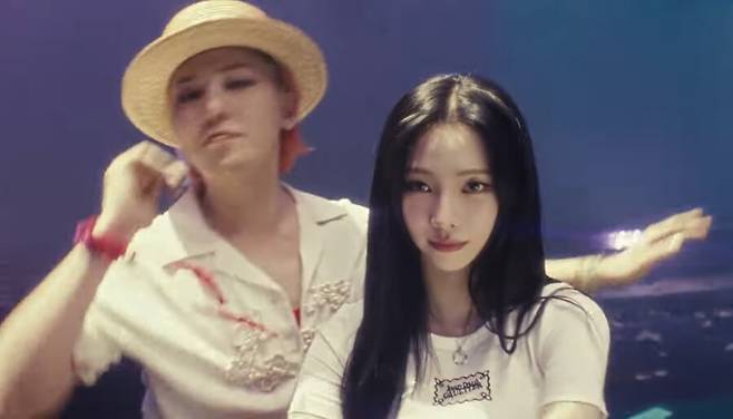 ▲ 지드래곤(왼쪽), 카리나. 출처| 지드래곤 '투 배드' 뮤직비디오