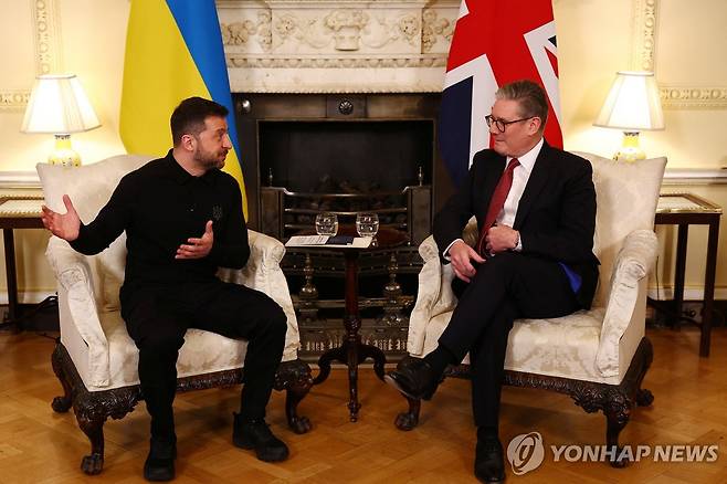다우닝가 10번지 영국 총리실에서 만난 젤렌스키와 스타머 [로이터 연합뉴스]