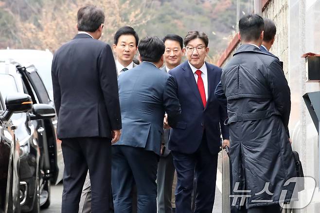 국민의힘 권영세 비상대책위원장, 권성동 원내대표, 김상훈 정책위의장 등 당 지도부가 3일 오후 박근혜 전 대통령을 예방하기 위해 대구 달성군 유가읍 사저 안으로 들어가고 있다. 2025.3.3/뉴스1 ⓒ News1 공정식 기자