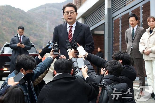 국민의힘 권영세 비상대책위원장, 권성동 원내대표, 김상훈 정책위의장 등 당 지도부가 3일 오후 대구 달성군 유가읍 박근혜 전 대통령 사저를 찾아 박 전 대통령을 예방한 뒤 신동욱 수석대변인이 사저를 떠나기 전 브리핑하고 있다. 2025.3.3/뉴스1 ⓒ News1 공정식 기자