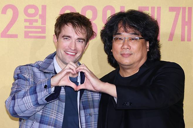 하트 만드는 봉준호 감독과 로버트 패틴슨 2025.1.20 연합뉴스