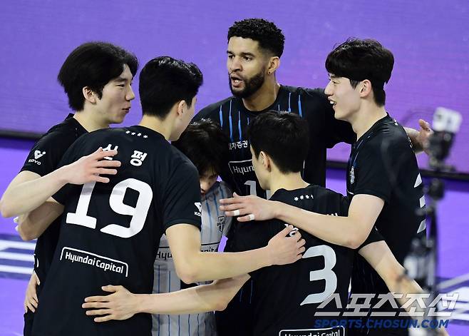 득점 후 기쁨을 나누는 현대캐피탈 선수들.