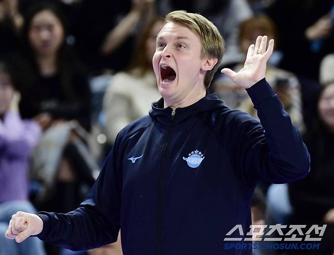 경기 지켜보는 대한항공 틸리카이넨 감독.