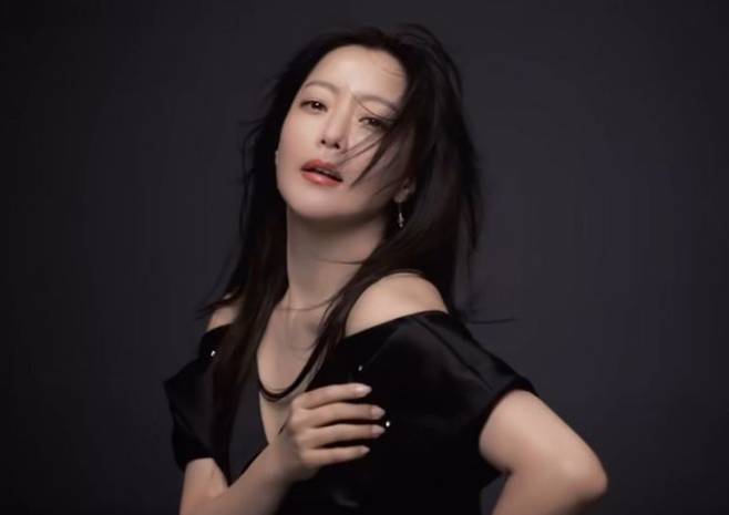 메디큐브 에이지알 관련 영상 갈무리. 모델 김희선 SNS.