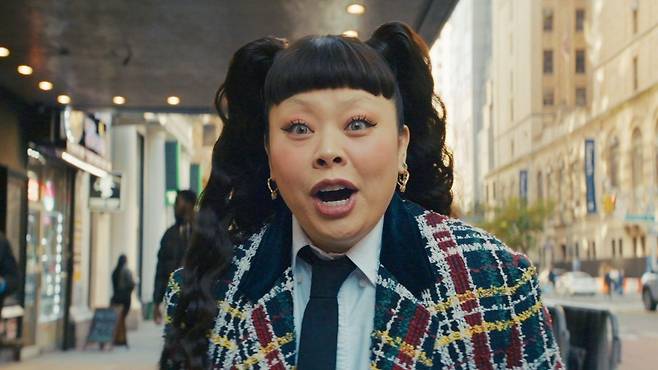 나오미 와타나베는 유명인 흉내, 신체 긍정주의 행보 등으로 이름을 알리며 팔로워 수백만 명을 모으고 있다