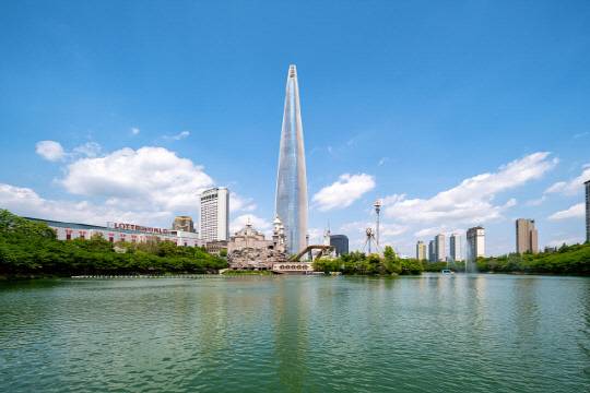 서울 송파구 석촌호수와 롯데월드타워 전경 [롯데물산 제공]