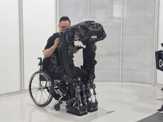 공경철 KAIST 교수 연구팀이 개발한 하반신 완전마비 장애인의 보행을 위한 웨어러블 로봇.