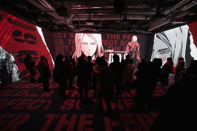 라인프렌즈 스퀘어 시부야에 열린 '입학용병' 팝업스토어에서 관람객들이 특별영상을 보고 있다. 네이버웹툰 제공