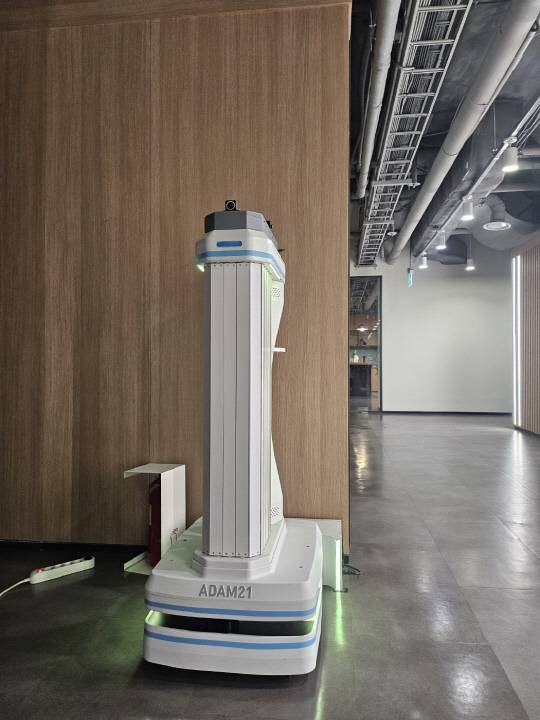26일 경기 성남 판교 넥스트칩 복도에 로봇 '아담21'이 방역 준비를 하고 있다. 로봇 머리 부분에 카메라 센서가 보인다.