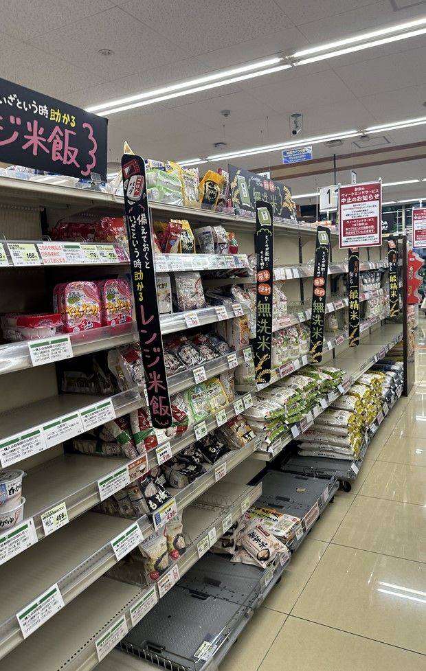 도쿄의 한 마트 내 쌀 코너 매대 곳곳이 텅 비어 있다. 사진=김경민 특파원