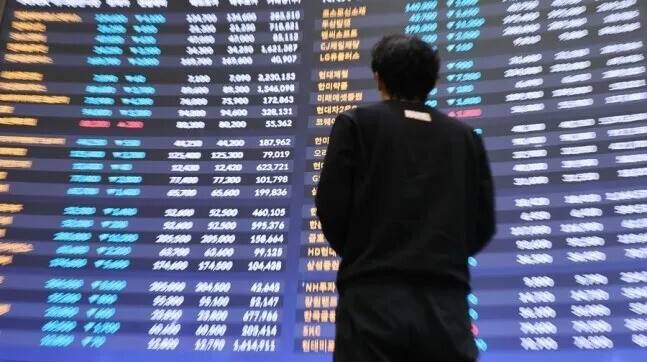 주식 종목창을 보는 시민의 모습. 연합뉴스