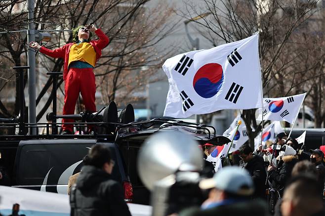3일 서울 중앙대학교 정문에서 탄핵 반대 집회가 열리고 있다. 연합뉴스