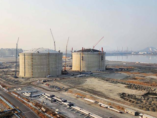 포스코인터내셔널이 운영하는 광양 제2 LNG터미널 부지에서 20만 킬로리터(㎘)탱크 2기가 지어지고 있다. 포스코그룹 제공