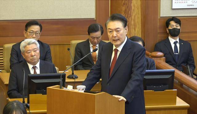 윤석열 대통령이 지난달 25일 오후 서울 종로구 헌법재판소에서 열린 대통령 탄핵심판 최종 변론기일에 출석해 최종의견을 진술하고 있다. 헌법재판소 제공