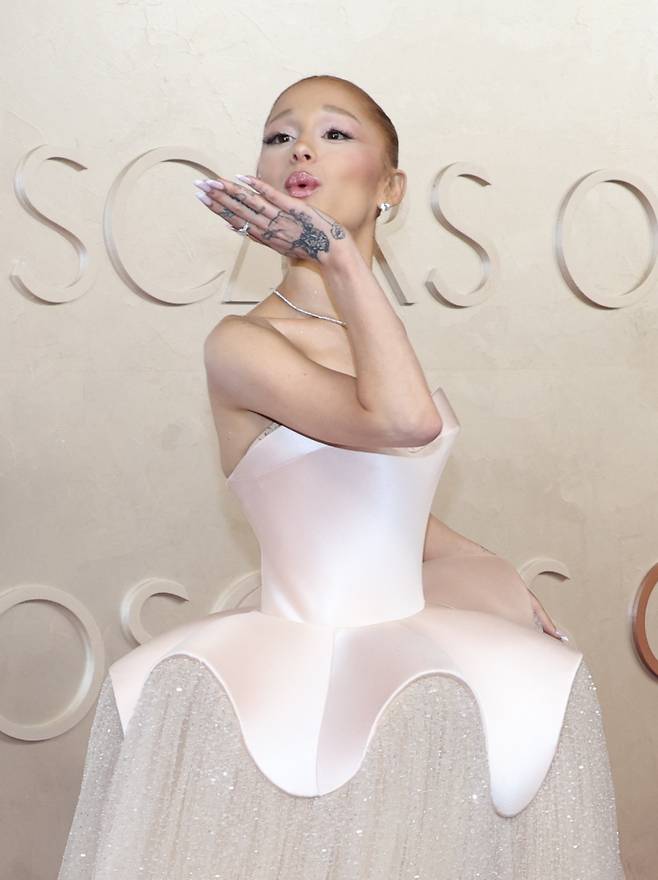제97회 아카데미 시상식 레드카펫에 참석한 아리아나 그란데 (사진=연합뉴스)