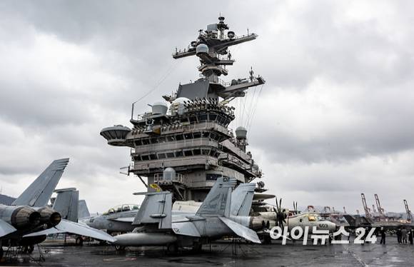 3일 부산 작전기지에 입항한 미국 핵 추진 항공모함 '칼빈슨함'(CVN-70) 갑판에 F/A-18 전투기를 비롯한 항공기들이 도열해 있다. [사진=사진공동취재단]