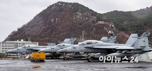 3일 부산 작전기지에 입항한 미국 핵 추진 항공모함 '칼빈슨함'(CVN-70) 갑판에 F/A-18 전투기를 비롯한 항공기들이 도열해 있다. [사진=사진공동취재단]
