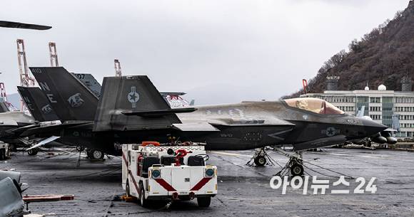 3일 부산 작전기지에 입항한 미국 핵 추진 항공모함 '칼빈슨함'(CVN-70) 갑판에 F/A-18 전투기를 비롯한 항공기들이 도열해 있다. [사진=사진공동취재단]