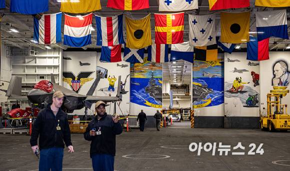 3일 부산 작전기지에 입항한 미국 핵 추진 항공모함 '칼빈슨함'(CVN-70) 격납고에 F-35 전투기가 배치되어 있다. [사진=사진공동취재단]