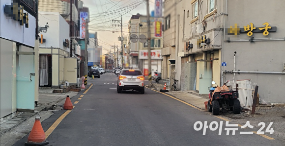 평택시가 최근 간판을 교체한 '방석집' 골목. [사진=이윤 기자]