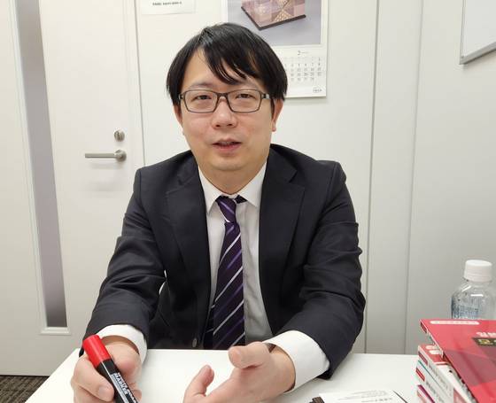 지난달 28일 도쿄 고치학원 본부에서 양거 대표가 중앙일보와 인터뷰하고 있다. 오른쪽은 고치학원이 낸 한국어 교재.오누키 도모코 특파원