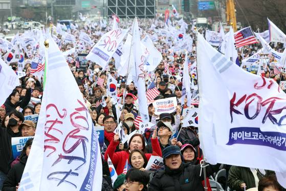 1일 오후 서울 영등포구 여의도 여의대로에서 열린 '세이브코리아 3·1절 국가비상기도회'에서 참석자들이 윤석열 대통령 탄핵 기각을 촉구하고 있다. 뉴스1
