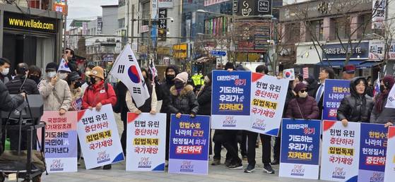 3일 오후 전북 전주시 금암동 전북대 옛 정문 앞에서 열린 '윤석열 대통령 탄핵 반대 시국 선언' 관련 집회에서 기독교 단체 '세이브코리아' 회원 등 100여명(주최 측 추산)이 "탄핵 무효"를 외치고 있다. 김준희 기자