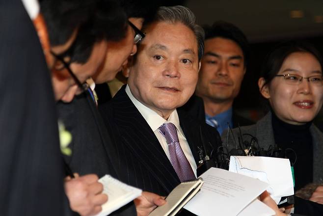 삼성전자는 2009년 이건희 선대회장의 경영철학을 정리한 '지행33훈'을 임원 긴급 교육 자료로 배포했다./연합뉴스