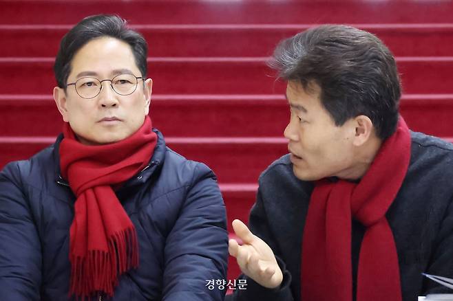 박수영 국민의힘 의원이 마은혁 헌법재판관 임명에 반대하며 여의도 국회 본관에서 단식농성을 하고 있는 가운데 3일 전한길 한국사 강사가 방문해 응원하고 있다. 한수빈 기자