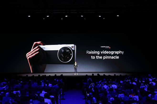 샤오미가 2일(현지시간) 스페인 바르셀로나에서 열린 신제품 출시 행사에서 최신 플래그십 스마트폰 ‘샤오미 15 울트라’를 공개했다.    샤오미 제공