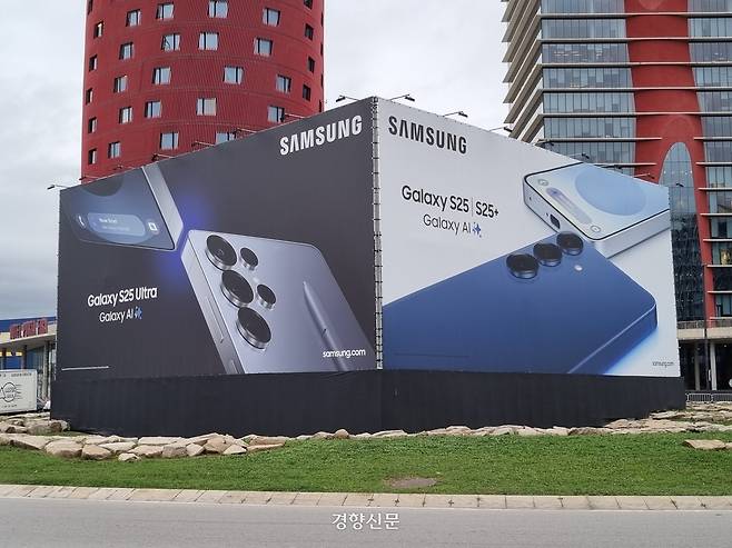 3일(현지시간) ‘모바일 월드 콩그레스(MWC) 2025’가 열리는 스페인 바르셀로나 피라 그란 비아 전시장 남쪽 출입구 앞에 삼성전자 갤럭시 S25의 대형 광고 구조물이 설치돼 있다.  배문규 기자