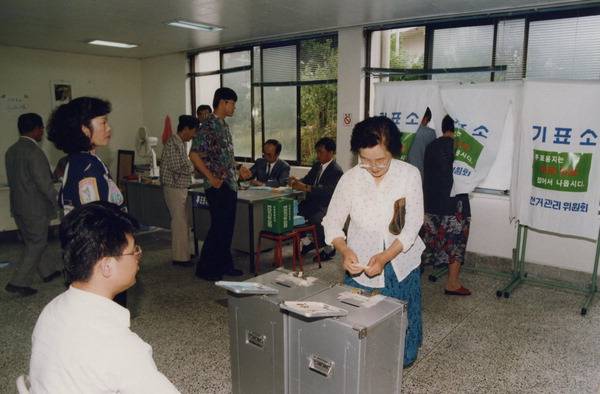 올해는 민선 지방자치 30주년, 지방자치제가 온전히 부활한 지 30년이 되는 해다. 사진은 제1회 동시지방선거일인 1995년 6월 27일 부산의 한 투표소 모습.  국제신문 DB