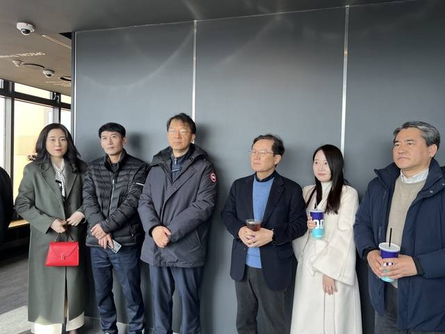 윤석열 대통령 변호인단이 3일 메가박스 이수에서 영화 '힘내라 대한민국' 관람 전 사진 촬영을 하고 있다. 성윤수 기자
