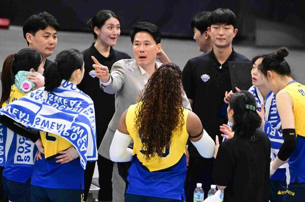 여자 프로배구 수원 현대건설의 부진이 길어지고 있어 포스트 시즌을 앞두고 전력 안정화가 시급한 실정이다. 지난 2일 서울 GS, 칼텍스전에서 강성형 현대건설 감독이 선수들에게 작전을 지시하고 있다. KOVO 제공
