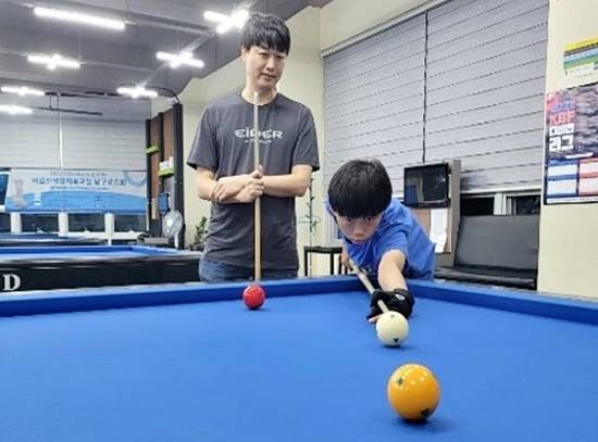 구미에서 수학학원을 운영하는 아빠 이성훈 씨는 환희가 하고싶은걸 하도록 최대한 지원해주고 선배들처럼 모범적인 당구선수가 되길 바랐다. 사진은 구미 역후당구클럽에서 환희의 스트로크를 지켜보는 아빠. (사진=환희 아빠)
