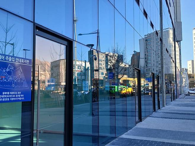 미분양을 겪고 있는 서울 도봉구의 한 주상복합 아파트의 상가가 통으로 비어 있다. 김희량 기자