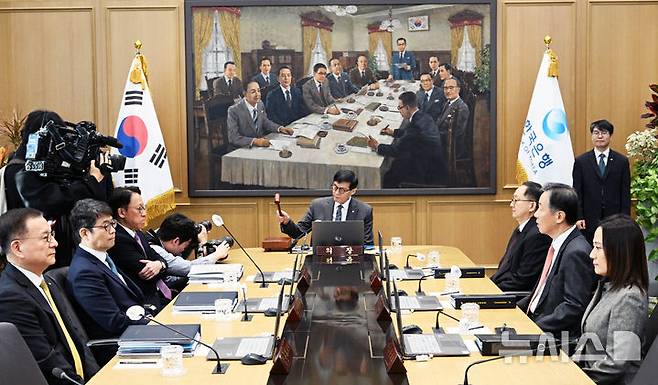 [서울=뉴시스] 사진공동취재단 = 이창용 한국은행 총재가 25일 오전 서울 중구 한국은행 본관에서 열린 금융통화위원회 본회의에서 의사봉을 두드리고 있다. 2025.02.25. photo@newsis.com