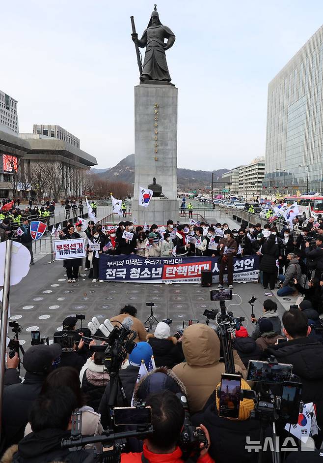 [서울=뉴시스] 이영환 기자 = 전국탄핵반대청소년연합 소속 청소년들이 3일 오후 서울 종로구 광화문광장 이순신 동상 앞에서 윤석열 대통령 탄핵반대 전국 중고교생 시국선언을 하고 있다. 2025.03.03. 20hwan@newsis.com