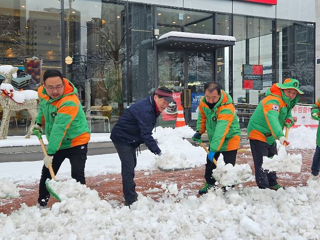 자율방재단과 눈을 치우고 있는 이병선 속초시장. 속초시 제공