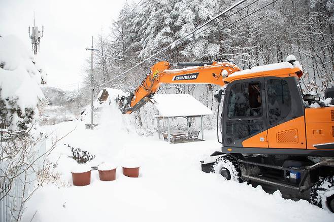 장비를 투입해 제설작업을 하고 있는 모습. 강릉시 제공