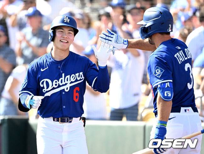 [OSEN=글렌데일(미국), 이대선 기자] '코리안 데이'였다.&nbsp;이정후(샌프란시스코 자이언츠)와 김혜성(LA 다저스)이 맞대결에서 나란히 맹활약했다. &nbsp;LA 다저스와 샌프란시스코 자이언츠는 2일(이하 한국시간) 미국 애리조나주 글렌데일의 캐멀백 랜치에서 2025 메이저리그 시범경기를 치렀다.&nbsp;이날 김혜성은 8번 유격수로,&nbsp;이정후는 3번 중견수로 각각 선발 출장했다. 이정후가 총알 2루타로 선제 타점을 올리자, 7푼 타율로 마음고생을 하던 김혜성은 시범경기 첫 홈런포를 터뜨렸다.5회초 무사에서 LA 다저스 김혜성이 좌월 솔로 홈런을 치고 홈에서 테일러의 축하를 받고 있다. 2025.03.02 / sunday@osen.co.kr