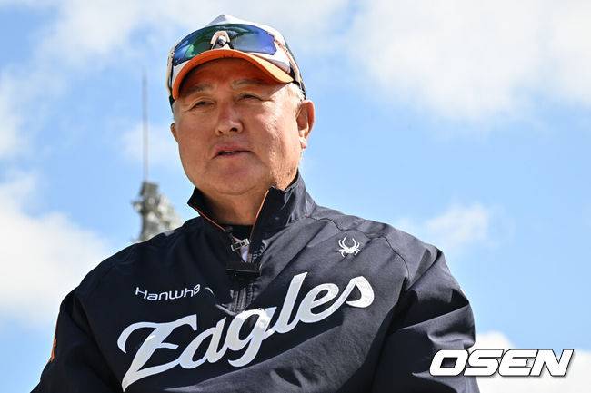 [OSEN=오키나와(일본), 조은정 기자]&nbsp;27일 일본 오키나와 고친다구장에서 한화 이글스 SSG 랜더스의 연습경기가 열린다.한화는 2월 22일 훈련을 시작으로 8차례 연습경기를 치른 뒤 내달 4일 귀국한다.한화 김경문 감독이 취재진과 인터뷰를 하고 있다. 2025.02.27 /cej@osen.co.kr