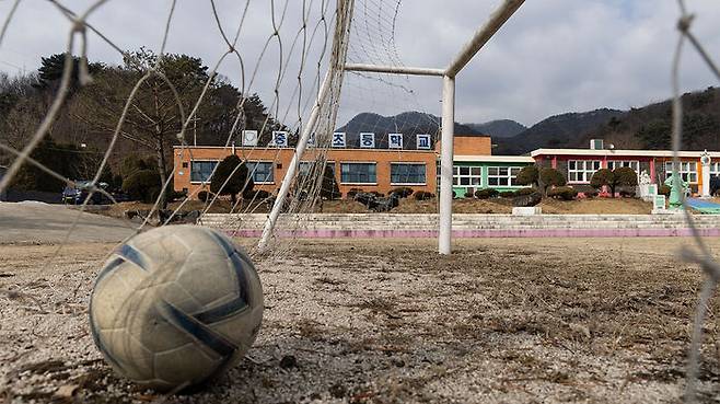 25일 오전 경기도 포천시 관인면 중리초등학교에서 축구공이 덩그러니 놓여 있다.