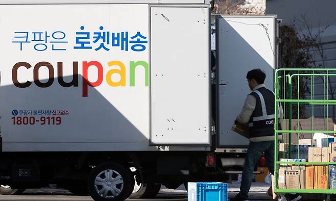 서울 시내의 쿠팡 캠프에서 배송 기사들이 배송준비 작업을 하고 있다. 뉴스1