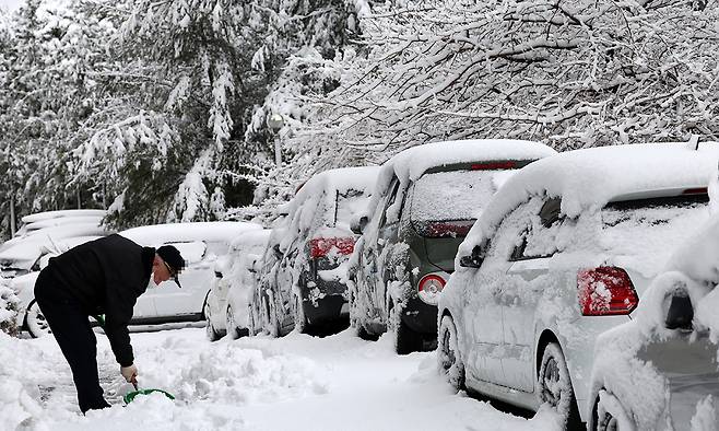 대설특보가 내려진 가운데 많은 눈이 내린 3일 강원 강릉시 교동의 한 아파트 주차장에서 주민이 눈을 치우고 있다. 연합뉴스