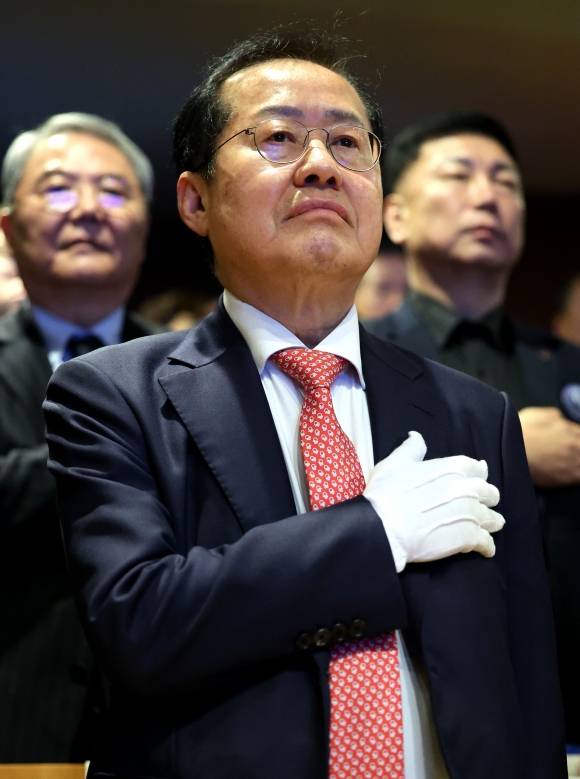 홍준표 대구시장이 28일 대구 달서구 문화예술회관 팔공홀에서 열린 ‘제65주년 2·28민주운동 기념식’에서 국민의례를 하고 있다. 뉴시스