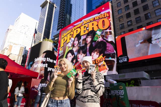 뉴욕 타임스 스퀘어 빼빼로데이 행사 방문객이 빼빼로와 함께 기념사진을 촬영하고 있다. 사진제공=롯데웰푸드