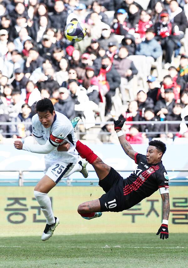 ▲ FC서울이 서울월드컵경기장에서 김천 상무와 경기를 치렀다. 제시 린가드가 시저스 킥을 시도하며 골을 노렸다. ⓒ연합뉴스