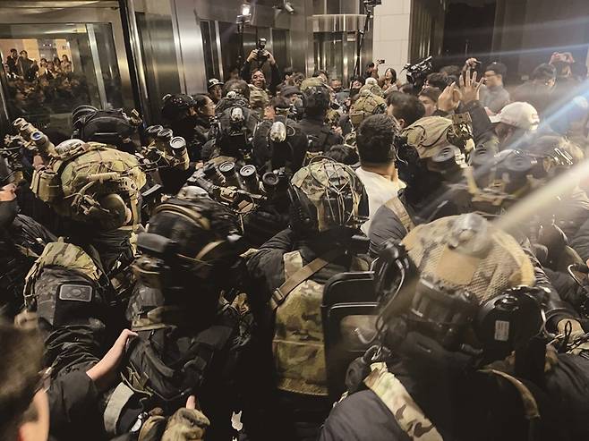 탄핵정국은 소설 「어떤 소송」 속 사회를 닮았다. [사진 | 뉴시스]